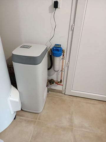 Adoucisseur d'eau installé avec raccordement cuivre propre