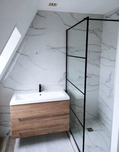 Salle de bain après rénovation : finition marbre, douche italienne et meuble vasque