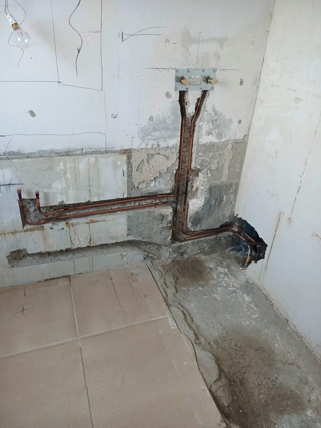 Salle de bain avant rénovation : tracé des réseaux et saignées au mur