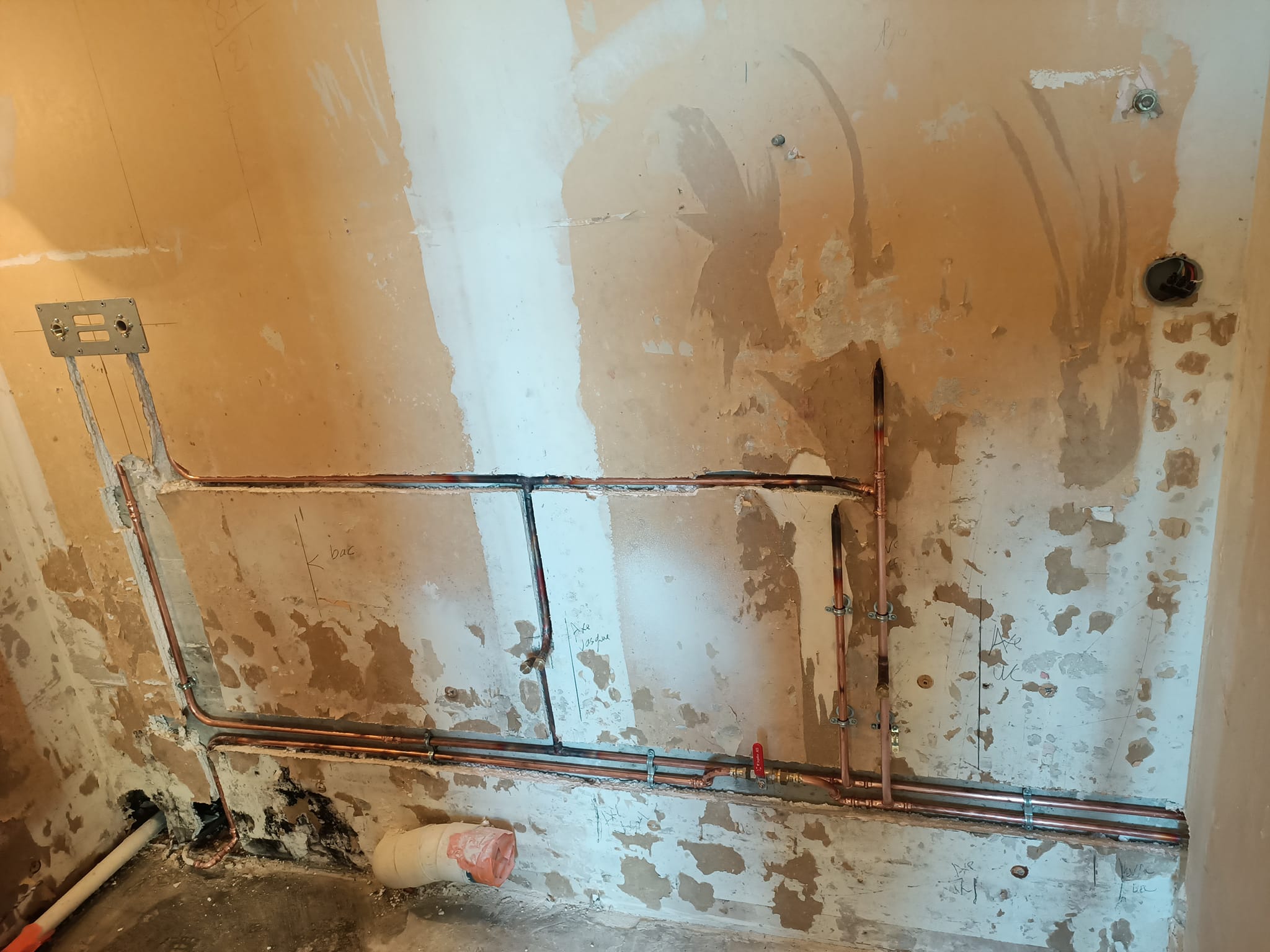 Pièce avant transformation : murs nus avec tracé des réseaux cuivre